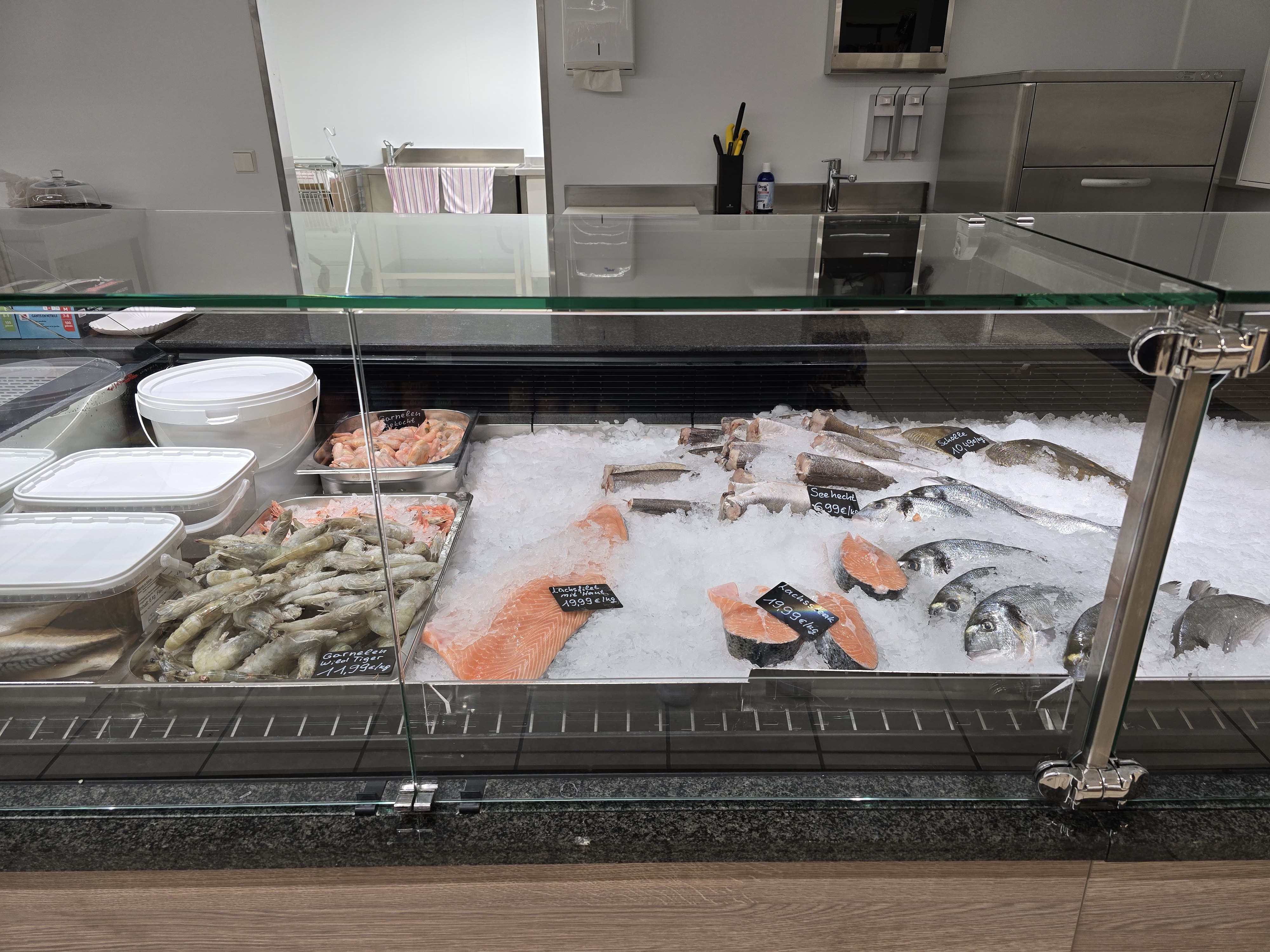Fischtheke mit frischem Fisch