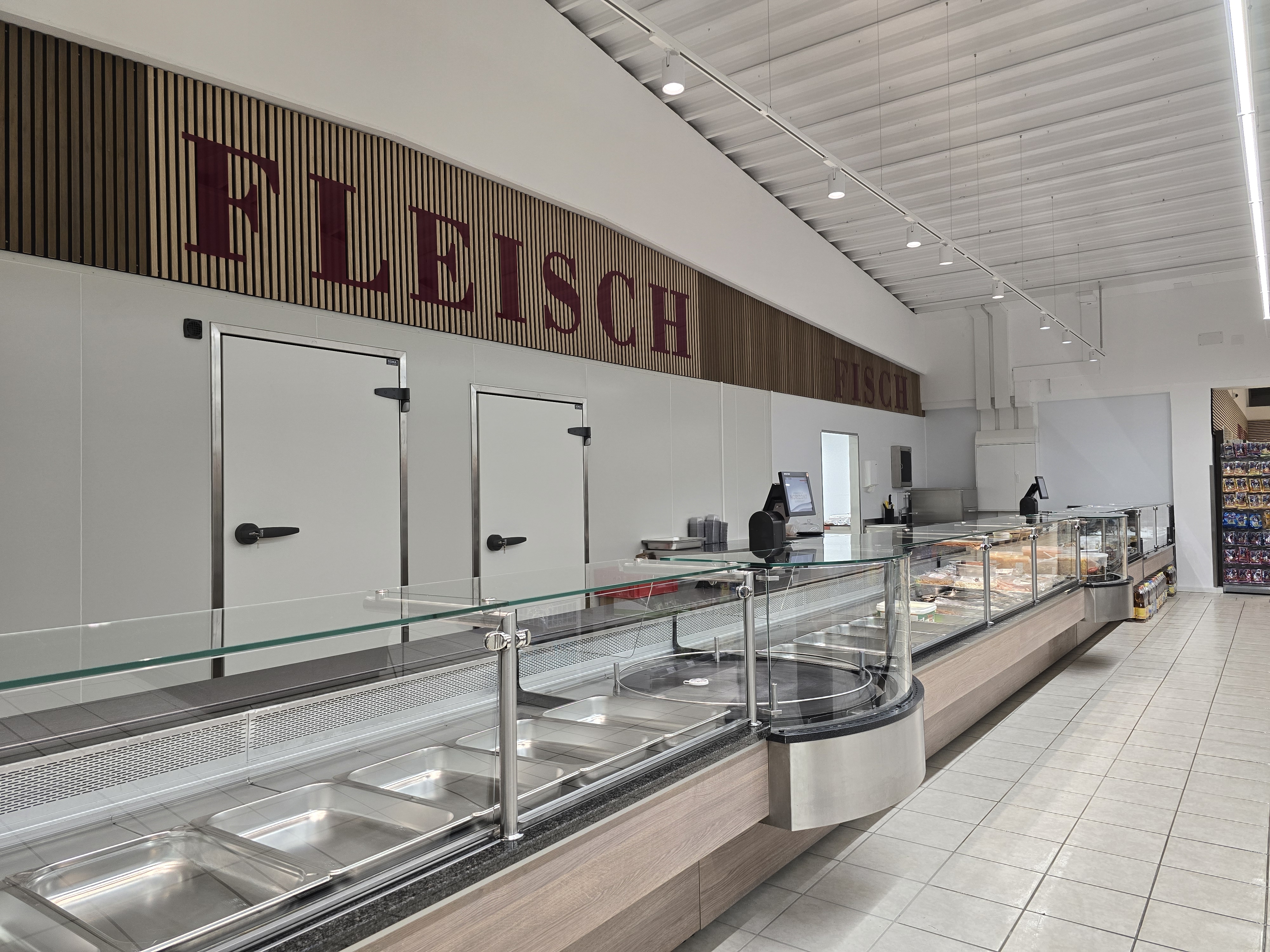 Frischfleisch-Theke im HORIZONT Supermarkt